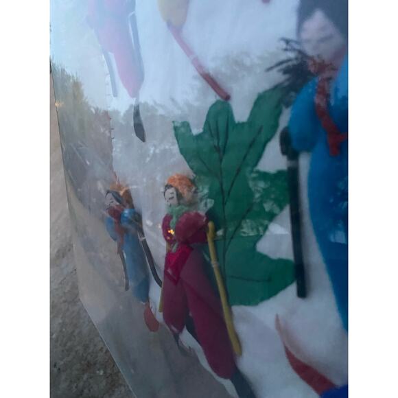 Colorful Felt wool 3D art framed winter skiers scene plexiglass box - Picture 4 of 6